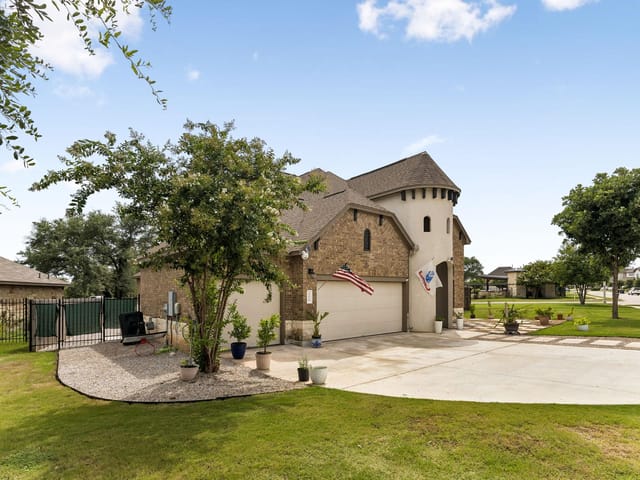 106 Groesbeck LN