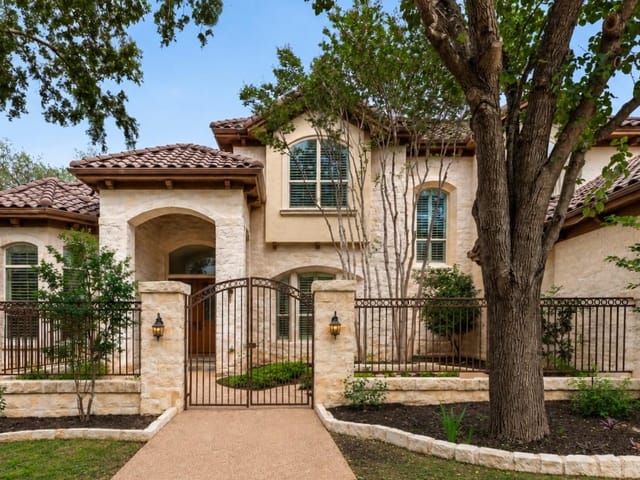 106 Lakeway Hills CV