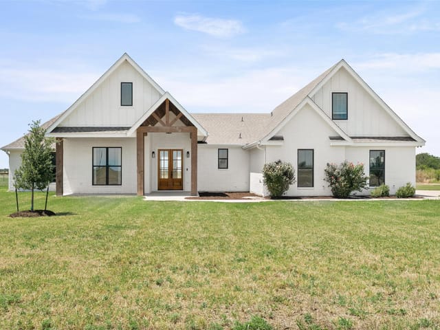 1060 Hackberry RD