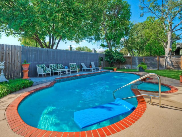 10606 Barnhill DR