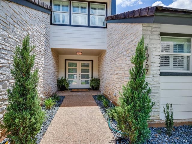 10707 Legends Ln