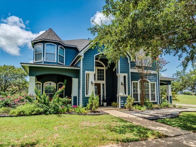 1077 Fairway