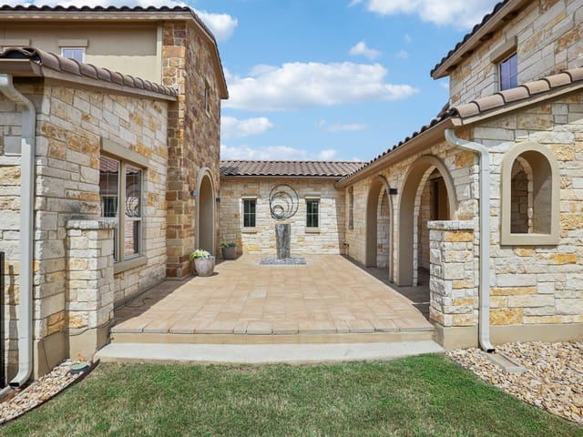 109 Charmstone LN