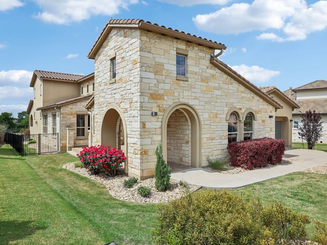 109 Charmstone LN