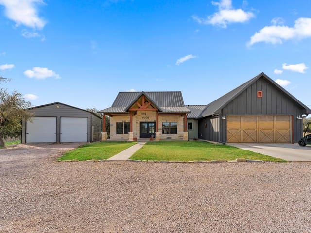 109 Lavonna Fox Dr