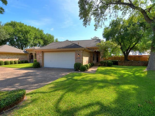 10903 Crown Colony Dr
