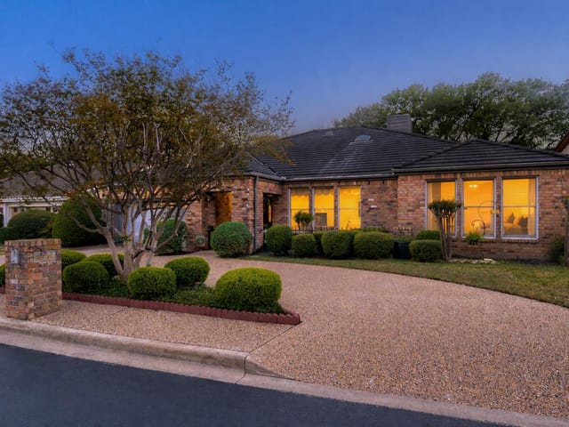 10904 Legends Ln