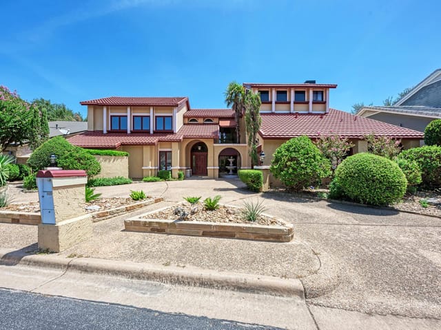 10909 Legends LN