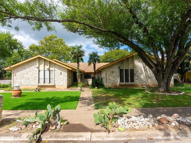 10912 Pinehurst Dr