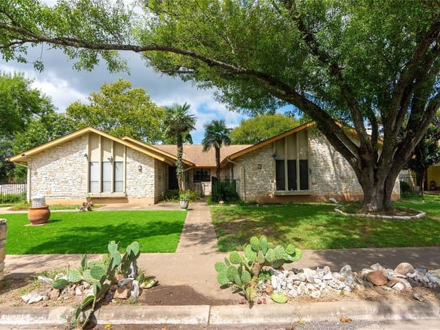 10912 Pinehurst Dr