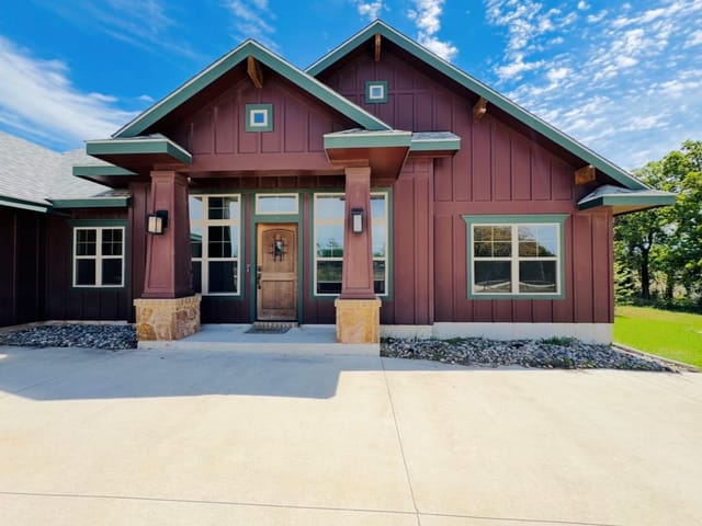 1094 Raintree LN