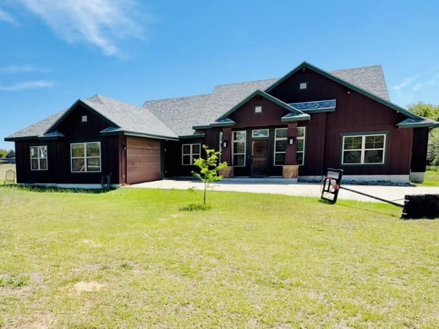 1094 Raintree Ln