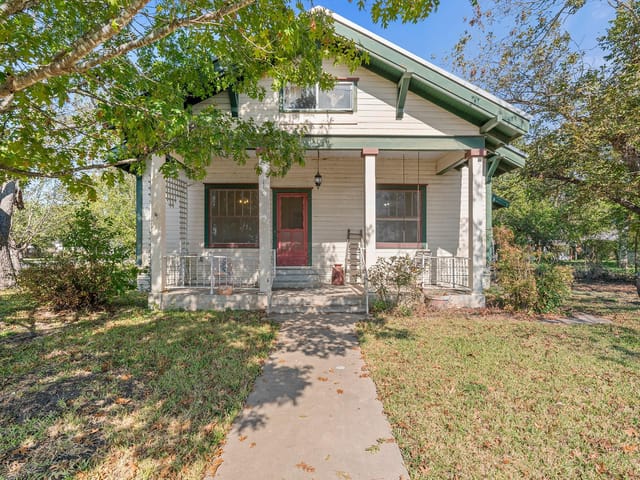 110 W Pecan St