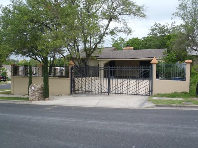 1100 Crown Oaks Dr
