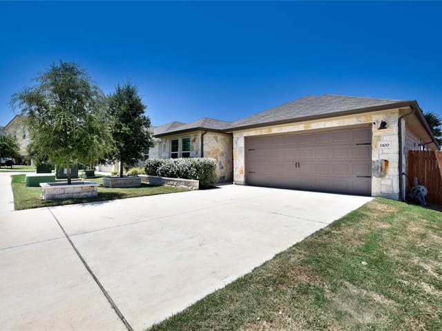 1100 View DR