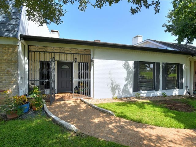 11009 Pinehurst Dr