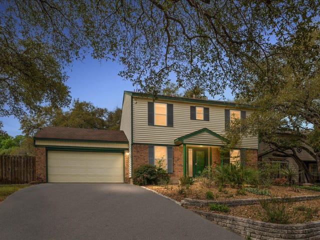 1101 Doonesbury Dr