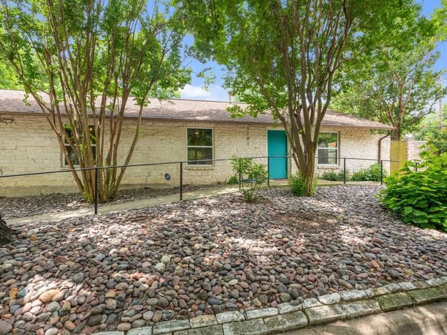 1101 Kinney Ave