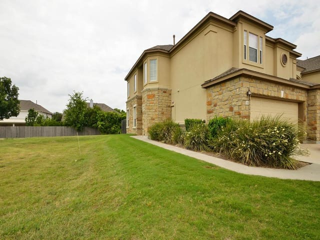 1101 Parmer Ln Unit #323