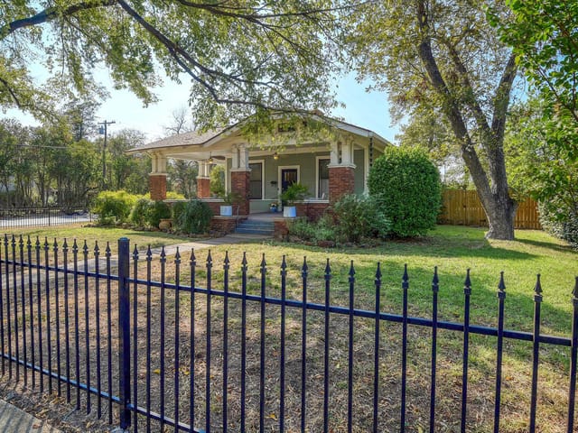 1102  Pecan St