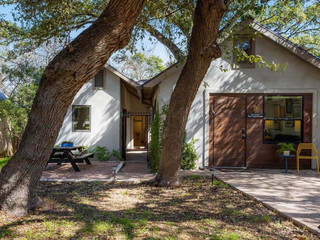 1102 W Annie St