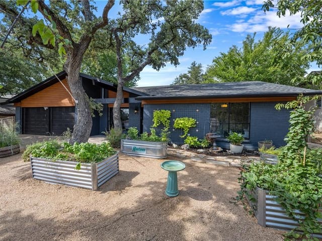 1103 Space Ln