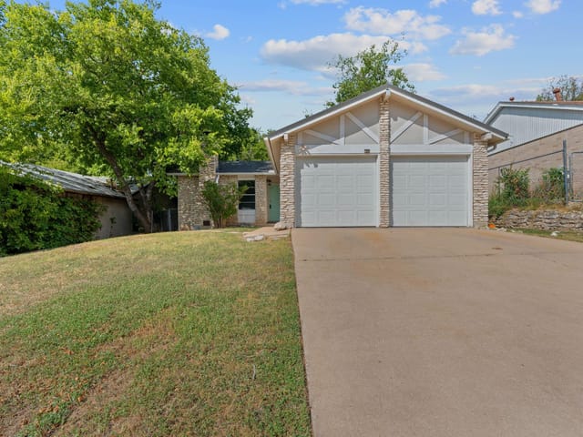 1104 Crown Oaks Dr