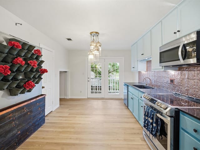1104 Franklin DR