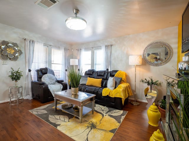 1105 Concho St