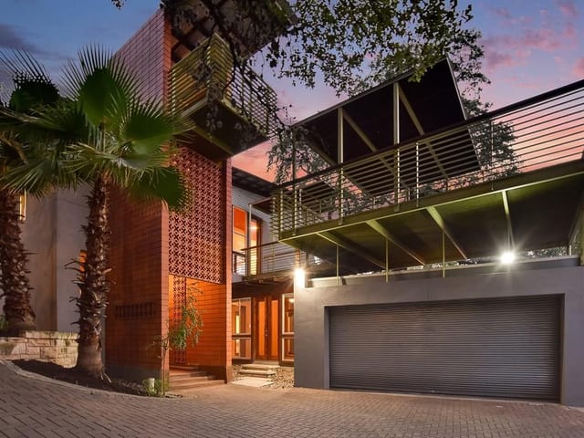1105 E Riverside Dr