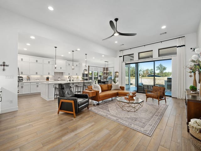 1105 Joe Carson DR
