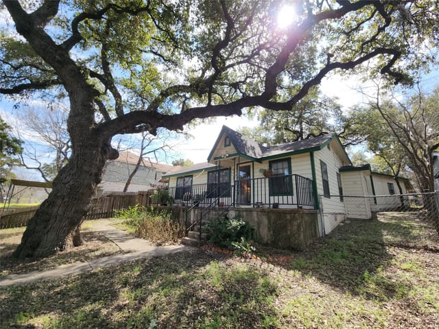 1105 W Annie St