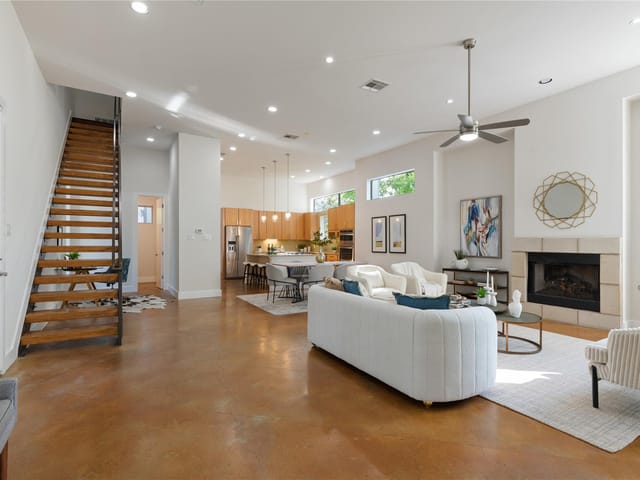 1105 W Mary St