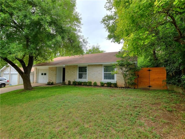 1106 Crown Oaks Dr