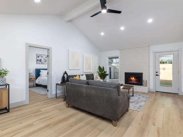 1106 Echo Ln