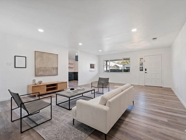 1106 Hackberry Dr