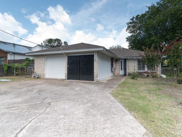 1106 Saucedo St