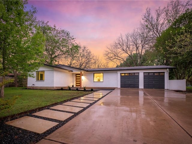 1109 Sahara Ave
