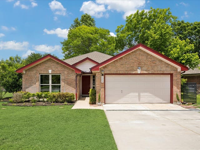 111 Finch LN