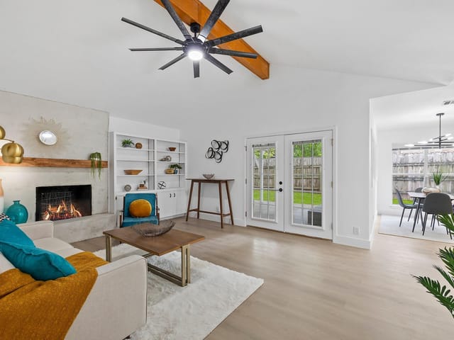 1110 Echo Ln