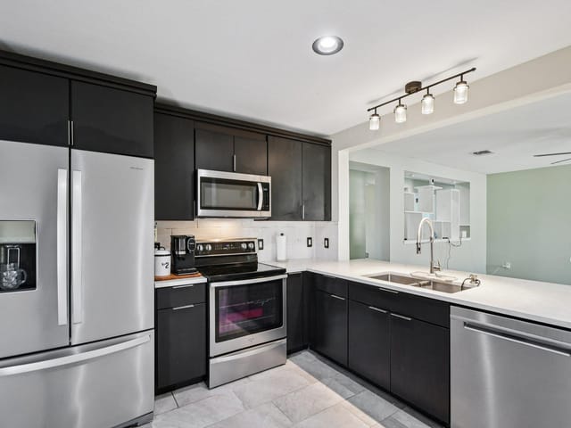 11109 Roderick Lawson LN