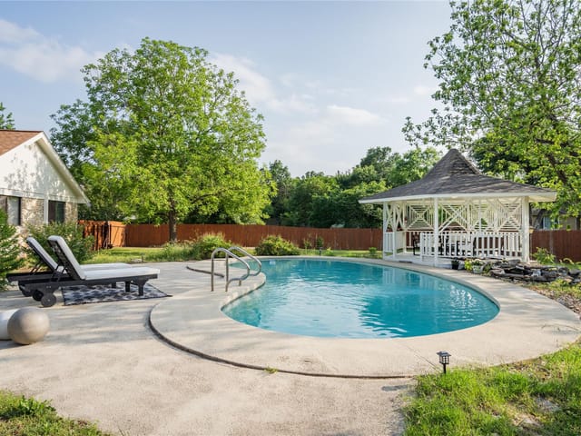 11110 SHADY HOLLOW Dr