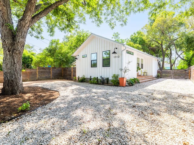 1112 Estes Ave