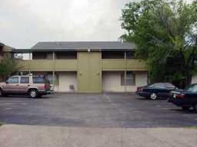 1113 W 10TH ST