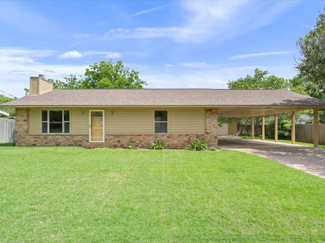 1115 Hackberry Dr