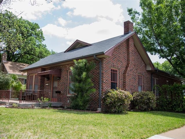 1115 W 22 1/2 St