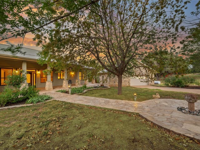 1118 Rustic LN
