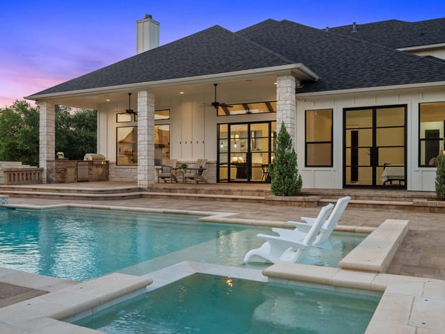 112 Davis LN