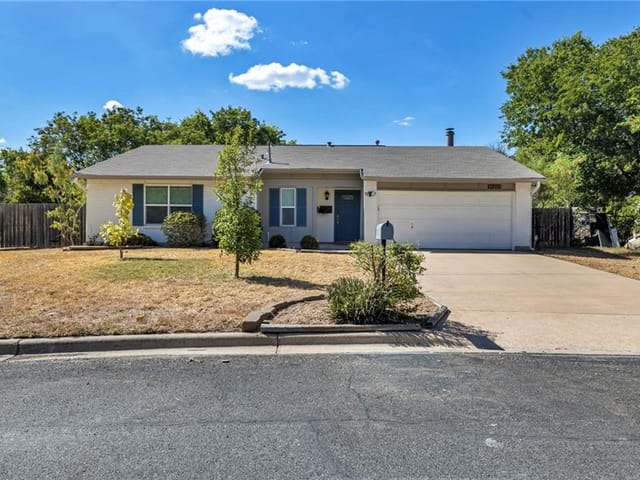 11204 Applewood Dr