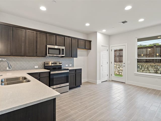 11208 Gadsen Ln